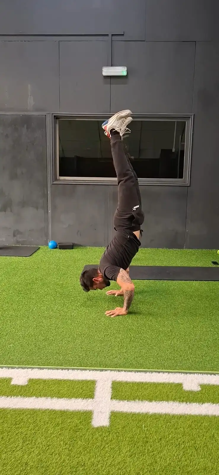 Entrenador personal Ruben BG haciendo calistenia al aire libre